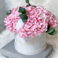 Preserved hydrangea and infinity roses bouquet. floral arrangement flower box for flower delivery