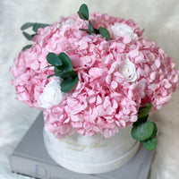 Preserved hydrangea and infinity roses bouquet. floral arrangement flower box for flower delivery